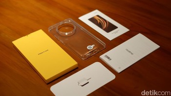 Seperti biasa, Realme memberikan ragam aksesori seperti clear case silicon. Foto: Adi Fida Rahman/detikINET