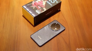 Realme 13 Plus 5G dilengkapi dengan Sistem Pendingin Uap Stainless Steel dengan area vapor cooling seluas 6050mm². Sistem ini menawarkan performa pendinginan tingkat esports, mampu memberikan pengurangan suhu hingga 19°C di area inti, memastikan kinerja puncak yang berkelanjutan Foto: Adi Fida Rahman/detikINET