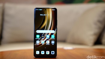 Dapur pacunya menggunakan Dimensity 7300 dibuat dengan fabrikasi 4nm menawarkan peningkatan efisiensi energi sebesar 30% dibandingkan dengan model sebelumnya, memastikan game dengan frekuensi gambar yang tinggi dan lancar namun konsumsi daya optimal. Realme memberikan RAM 12 GB, dapat ditambah dengan mengaktifkan Dynamic RAM sampai 14GB. Alhasil totalnya mencapai 26 GB. Foto: Adi Fida Rahman/detikINET