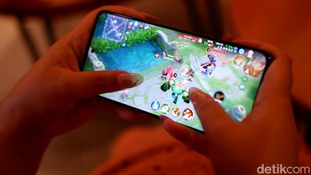 Diberikan GT Mode yang akan memaksimalkan performa sehingga memungkinkan gameplay lancar pada 90fps di mayoritas judul game populer saat ini dan memberikan pengalaman bermain game yang kompetitif di tingkat turnamen esports. Realme 13 Plus 5G mendukung mode visual 90fps untuk PUBG, CODM, Free Fire, dan MLBB Foto: Adi Fida Rahman/detikINET
