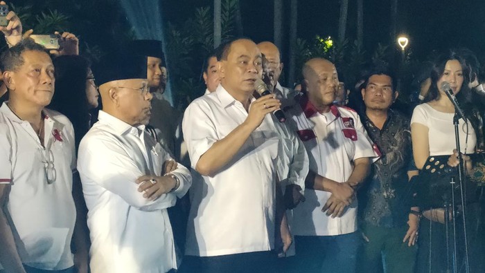 Relawan Jokowi syukuran di Tugu Proklamasi