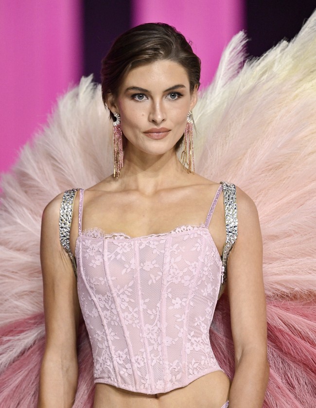 Victorias Secret Fashion Show berlangsung pada Rabu (16/10/2024) di New York City, AS. Tampil di segmen pembuka, Grace Elizabeth yang pernah dinobatkan sebagai Victorias Secret Angel pada 2019. Ia berbalut lingerie serba pink, dengan sayap berbulu berwarna senada.  (Foto: Evan Agostini/Invision/AP)