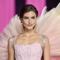 Victorias Secret Fashion Show berlangsung pada Rabu (16/10/2024) di New York City, AS. Tampil di segmen pembuka, Grace Elizabeth yang pernah dinobatkan sebagai Victorias Secret Angel pada 2019. Ia berbalut lingerie serba pink, dengan sayap berbulu berwarna senada.  (Foto: Evan Agostini/Invision/AP)
