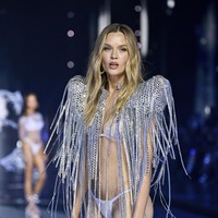 Lingerie dengan bahu tegas berdetail fringe menemani penampilan model Josephine Skriver. (Foto: Evan Agostini/Invision/AP)