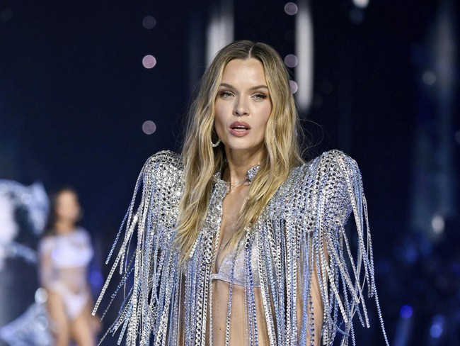 Lingerie dengan bahu tegas berdetail fringe menemani penampilan model Josephine Skriver. (Foto: Evan Agostini/Invision/AP)