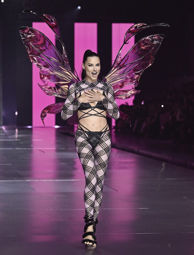 Adriana Lima ikut mengisi line-up reuni para angels. Penyandang gelar Angels periode 1999-2018 ini menebar pesona dengan lingerie dipadu legging bermotif geometris. (Foto: Evan Agostini/Invision/AP)