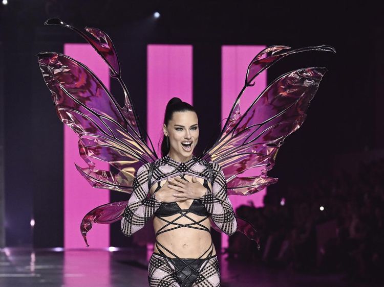 Foto: Reuni Para Bidadari Victorias Secret, Adu Seksi Lingerie Bersayap