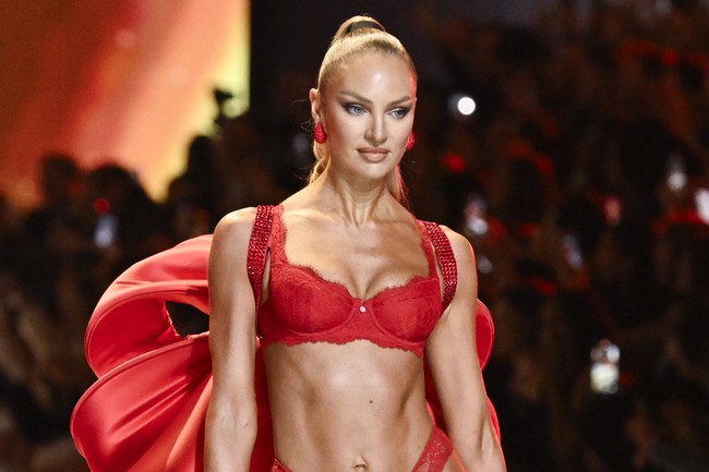 Candice Swanepoel menggoda dengan lingerie serba merah. (Foto: Evan Agostini/Invision/AP)