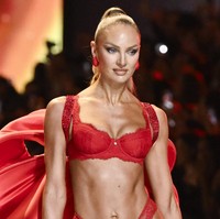 Candice Swanepoel menggoda dengan lingerie serba merah. (Foto: Evan Agostini/Invision/AP)