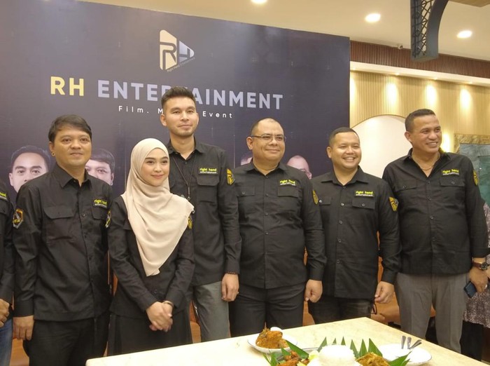 Ria Ricis memulai karir sebagai produser film di RH Entertainment, mewujudkan mimpi lama.