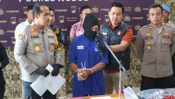 Polisi saat merilis kejadian pembunuhan ayah terhadap anak kandungnya di Mapolres Kudus, Jumat (18/10/2024).