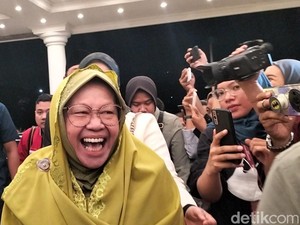 Semringah Risma Saat Datang ke Lokasi Debat: Gus Hans Klambine Anyar!