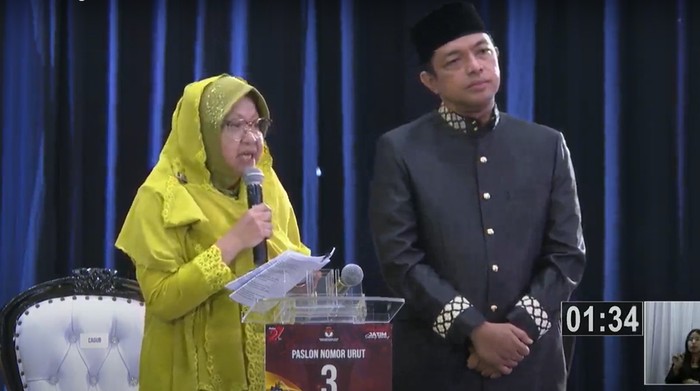 Risma menyampaikan visi misi dalam debat perdana