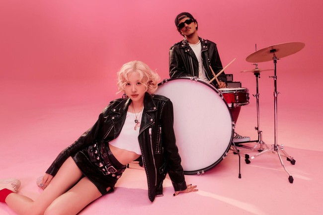 Rose & Bruno Mars berkolaborasi dalam lagu berjudul APT.