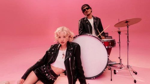 Rose & Bruno Mars berkolaborasi dalam lagu berjudul APT.