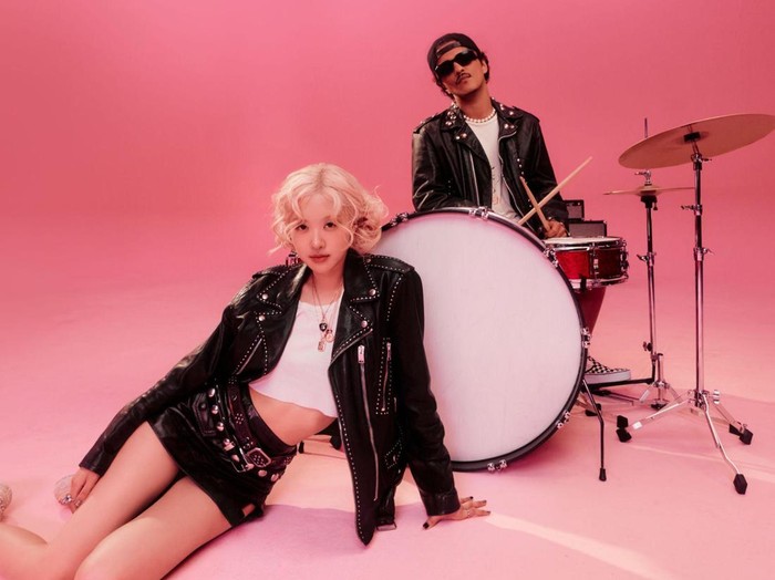 Rose & Bruno Mars berkolaborasi dalam lagu berjudul APT.
