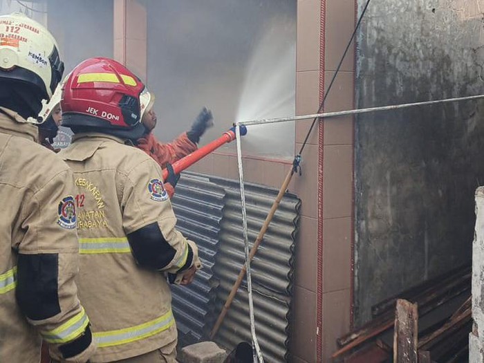 Rumah terbakar di Pogot Surabaya