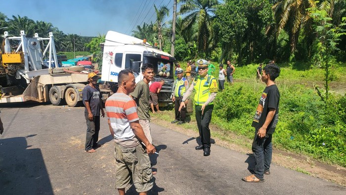 Saat pihak kepolisian mengevakuasi kendaraan truk yang melintang di Muba.