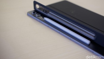 Bagian belakang terdapat penyimpanan SPen. Foto: Adi Fida Rahman/detikINET