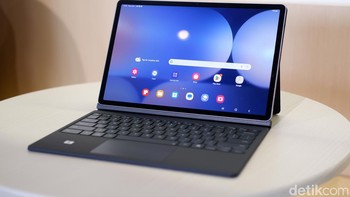 Layar Galaxy Tab S10+ memiliki resolusi 2800 x 1752 pixel, sedangkan Galaxy Tab S10 Ultra memiliki resolusi 2960 x 1848 pixel dan refresh rate 120Hz dan HDR10+. Samsung juga melengkapi keduanya dengan teknologi anti-reflektif untuk mengurangi glare dan pantulan cahaya yang mengganggu. Foto: Adi Fida Rahman/detikINET