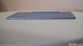 Tablet ini sedikit lebih tipis dan ringan dari Galaxy Tab S9 Plus. Foto: Adi Fida Rahman/detikINET