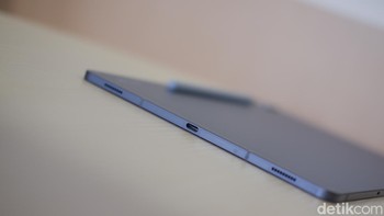 Masing-masing sisinya terdapat speaker dan khusus di kanan terdapat port USB-C. Foto: Adi Fida Rahman/detikINET