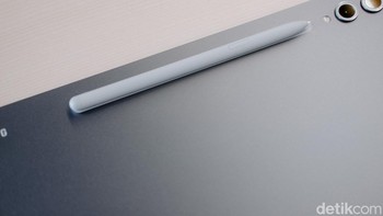 Seperti sebelumnya di bagian belakang terdapat area magnetif untuk menempelkan S Pen. Foto: Adi Fida Rahman/detikINET