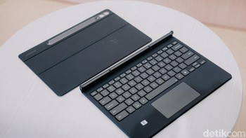 Tablet ini dilengkapi case keyboard yang dibundling dalam paket penjualan. Foto: Adi Fida Rahman/detikINET