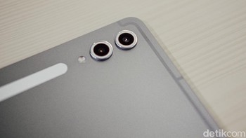 Galaxy Tab S10+ dibekali dua kamera belakang yang terdiri dari kamera utama 13 MP dan kamera ultra-wide 8 MP. Sementara di bagian depan terdapat kamera 12 MP Foto: Adi Fida Rahman/detikINET