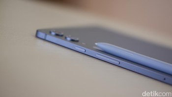 Semua tombol ditempatkan di bagian atas (landscape). Foto: Adi Fida Rahman/detikINET