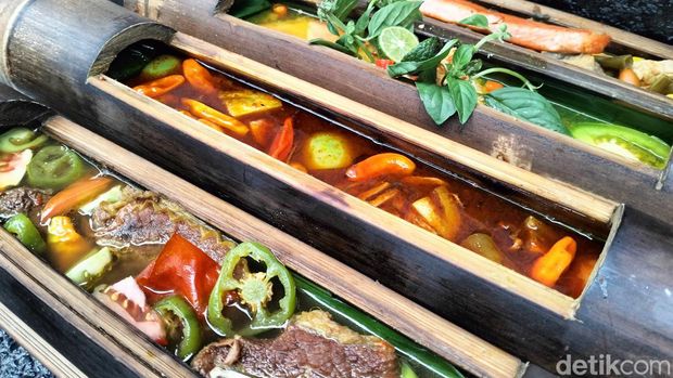 Seafood Bambu Bakar di Kembang Wangi di Jalan Cihapit, Kota Bandung.
