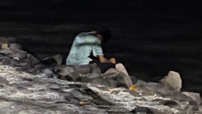 Sejoli anak di Surabaya mesum di Pantai Watu Watu Kenjeran Surabaya