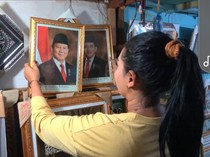 Jelang Pelantikan Presiden, Warga Lamongan Berburu Foto Prabowo-Gibran