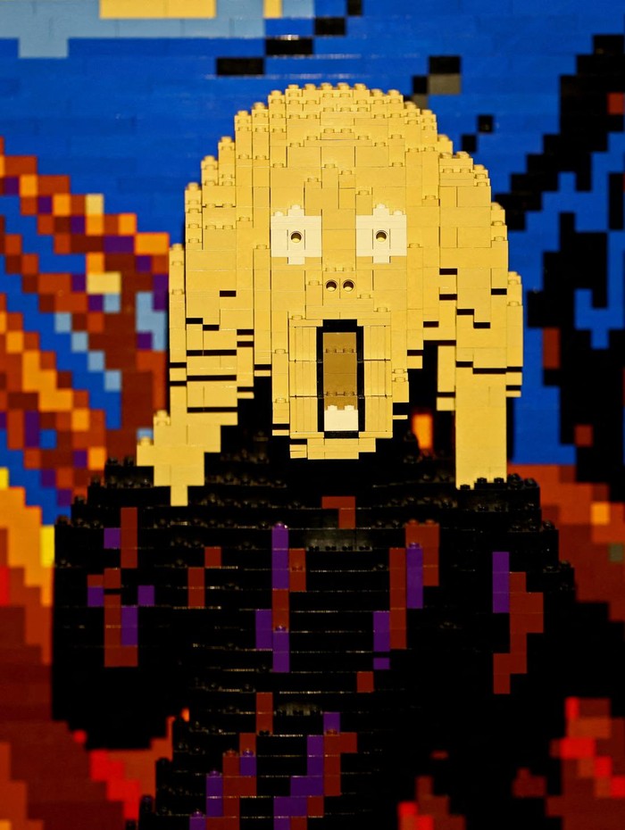 Seniman AS Ciptakan Karya Seni Menakjubkan dengan LEGO, Ini Potretnya People visit the exhibition ‘Art of the Brick by U.S. artist Nathan Sawaya, a contemporary artist who takes LEGO into the art world as a medium, in Berlin, Germany, October 16, 2024. REUTERS/Lisi Niesner