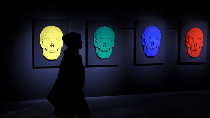 People visit the exhibition ‘Art of the Brick' by U.S. artist Nathan Sawaya, a contemporary artist who takes LEGO into the art world as a medium, in Berlin, Germany, October 16, 2024. REUTERS/Lisi Niesner