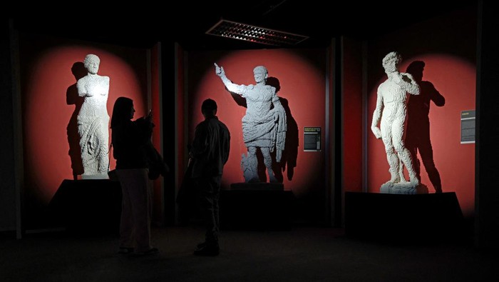 People visit the exhibition ‘Art of the Brick' by U.S. artist Nathan Sawaya, a contemporary artist who takes LEGO into the art world as a medium, in Berlin, Germany, October 16, 2024. REUTERS/Lisi Niesner