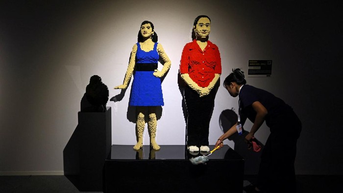 People visit the exhibition ‘Art of the Brick' by U.S. artist Nathan Sawaya, a contemporary artist who takes LEGO into the art world as a medium, in Berlin, Germany, October 16, 2024. REUTERS/Lisi Niesner