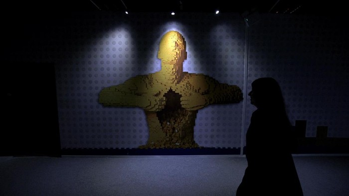 People visit the exhibition ‘Art of the Brick' by U.S. artist Nathan Sawaya, a contemporary artist who takes LEGO into the art world as a medium, in Berlin, Germany, October 16, 2024. REUTERS/Lisi Niesner