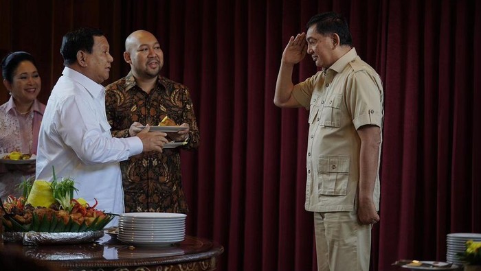 Sjafrie memberi hormat ke Prabowo