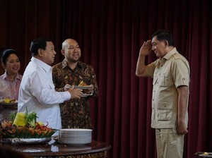 Momen Prabowo Beri Potongan Tumpeng Ultah, Sjafrie Beri Hormat
