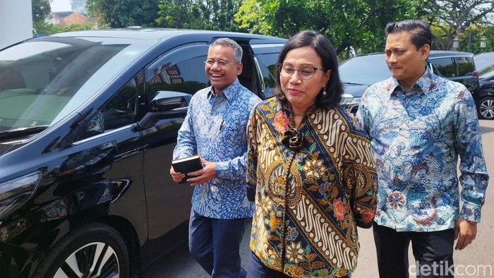 Para menteri Kabinet Indonesia Maju makan siang bersama untuk terakhir kalinya dengan Presiden Jokowi, Jumat (18/10/2024). Menteri Keuangan Sri Mulyani Indrawati pun sudah hadir untuk makan bersama.