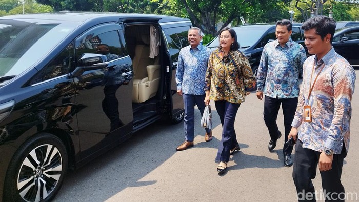 Sri Mulyani dan Wamen Hadir Makan Siang Terakhir Bareng Jokowi Para menteri Kabinet Indonesia Maju makan siang bersama untuk terakhir kalinya dengan Presiden Jokowi, Jumat (18/10/2024). Menteri Keuangan Sri Mulyani Indrawati pun sudah hadir untuk makan bersama.