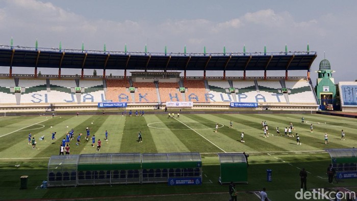 Suasana Stadion Si Jalak Harupat yang sepi penonton jelang laga Persib vs Persebaya. Kondisi ini terjadi karena Persib disanksi Komdis PSSI imbas kericuhan usai laga melawan Persija Jakarta.