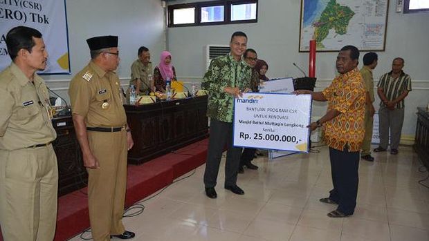 T. Bank Mandiri (Persero) CRS rumah ibadah T. Bank Mandiri (Persero) Tbk Cabang Demak menyerahkan bantuan dana program Corporate Social Responsibility (CSR) untuk pembangunan dan perawatan 16 sarana ibadah yang tersebar di wilayah Kabupaten Demak.