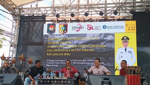 Penjabat (Pj) Lombok Timur Muhamad Juaini Taofik saat mengikuti acara talkshow Gencarkan di Taman Selong, Lombok Timur, Jumat.