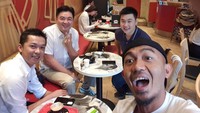 Bersama para rekannya, Taufik Hidayat pernah membagikan momen ngopi di sebuah coffee shop. Momen itu terjadi di Shinjuku, Jepang. Foto: Instagram @taufikhidayatofficial