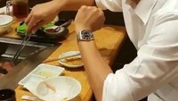 Selain seafood, Taufik Hidayat juga pernah terlihat menikmati Korean BBQ. Begini momennya ketika ia memanggang daging. Foto: Instagram @taufikhidayatofficial