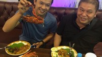 Begini momen lain dari Taufik Hidayat ketika menikmati sajian seafood. Saat itu, ia tengah menikmati mie Aceh dengan topping lobster. Foto: Instagram @taufikhidayatofficial