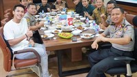Kalau momen satu ini menujukkan Taufik Hidayat sedang makan siang bersama Jonathan Christie, Anthony Ginting, dan Tontowi Ahmad. Mereka menikmati makan siang dalam sebuah undangan anggota Polri. Foto: Instagram @taufikhidayatofficial