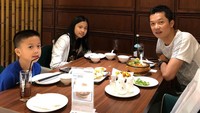 Ini kebersamaan Taufik Hidayat dan dua anaknya saat di restoran. Mereka tampak menikmati hidangan khas China, salah satunya berupa sup yang lezat. Foto: Instagram @taufikhidayatofficial